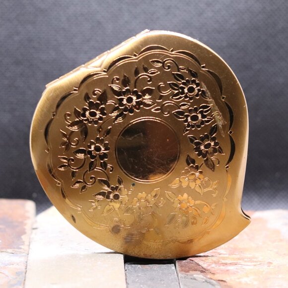 Vintage Elgin American Heart-Shaped Powder Compact – Gold-Tone Etched Design - Picture 4 of 11